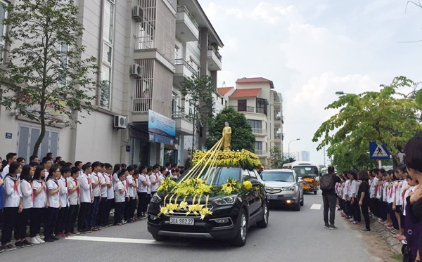 Tiếng trống trường hòa tiếng khóc của học sinh LTV tiễn biệt thầy Văn Như Cương - 1