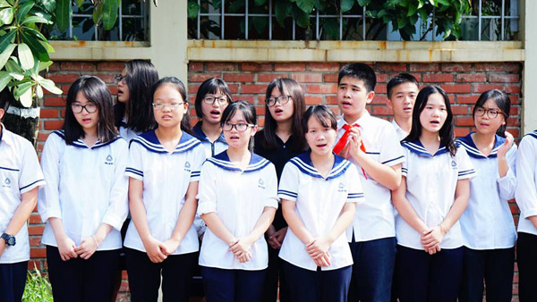 Tiếng trống trường hòa tiếng khóc của học sinh LTV tiễn biệt thầy Văn Như Cương - 12