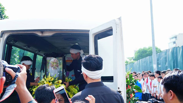 Tiếng trống trường hòa tiếng khóc của học sinh LTV tiễn biệt thầy Văn Như Cương - 16