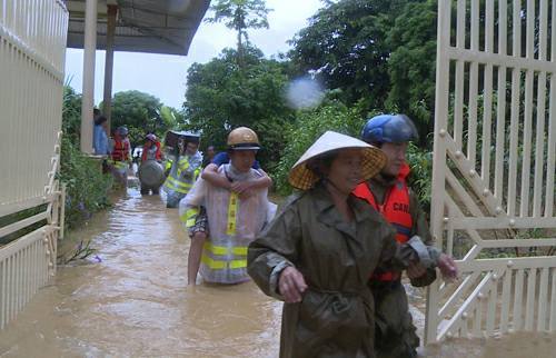 19 người trong 4 gia đình bị vùi lấp, nhiều nơi trên cả nước dân trắng đêm chạy lũ - 3