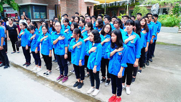 Tiếng trống trường hòa tiếng khóc của học sinh LTV tiễn biệt thầy Văn Như Cương - 3