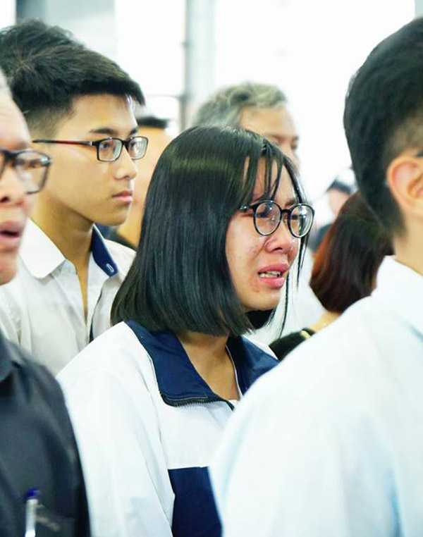 Tiếng trống trường hòa tiếng khóc của học sinh LTV tiễn biệt thầy Văn Như Cương - 40