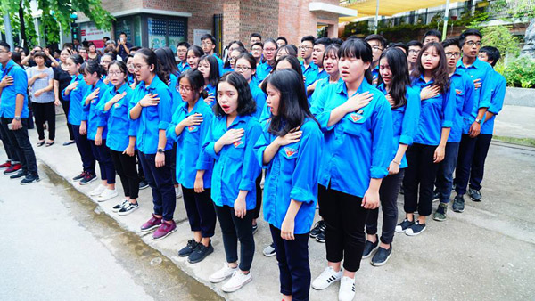 Tiếng trống trường hòa tiếng khóc của học sinh LTV tiễn biệt thầy Văn Như Cương - 4