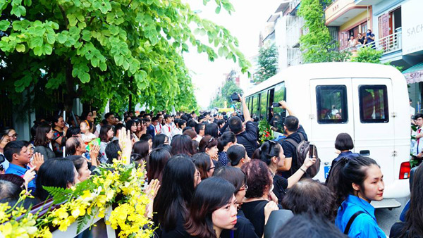 Tiếng trống trường hòa tiếng khóc của học sinh LTV tiễn biệt thầy Văn Như Cương - 5