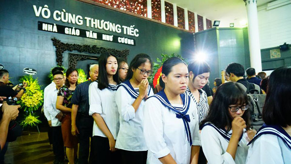 Tiếng trống trường hòa tiếng khóc của học sinh LTV tiễn biệt thầy Văn Như Cương - 37