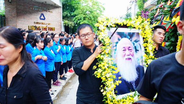 Tiếng trống trường hòa tiếng khóc của học sinh LTV tiễn biệt thầy Văn Như Cương - 7