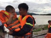 Tin tức - Những hình ảnh ấm áp lay động lòng người trong cơn lũ kinh hoàng khiến 37 người thiệt mạng