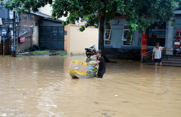 19 người trong 4 gia đình bị vùi lấp, nhiều nơi trên cả nước dân trắng đêm chạy lũ - 7