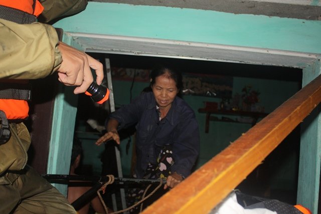 19 người trong 4 gia đình bị vùi lấp, nhiều nơi trên cả nước dân trắng đêm chạy lũ - 5