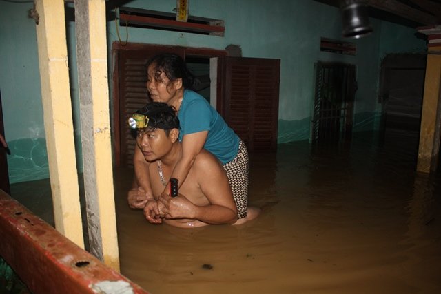 19 người trong 4 gia đình bị vùi lấp, nhiều nơi trên cả nước dân trắng đêm chạy lũ - 4