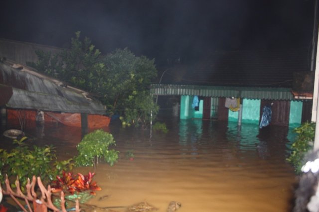 19 người trong 4 gia đình bị vùi lấp, nhiều nơi trên cả nước dân trắng đêm chạy lũ - 6