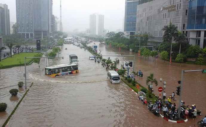 19 người trong 4 gia đình bị vùi lấp, nhiều nơi trên cả nước dân trắng đêm chạy lũ - 8