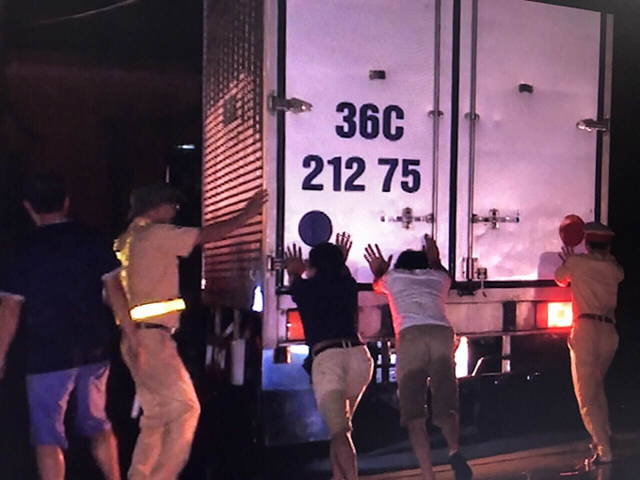 Những hình ảnh ấm áp lay động lòng người trong cơn lũ kinh hoàng khiến 37 người thiệt mạng - 6