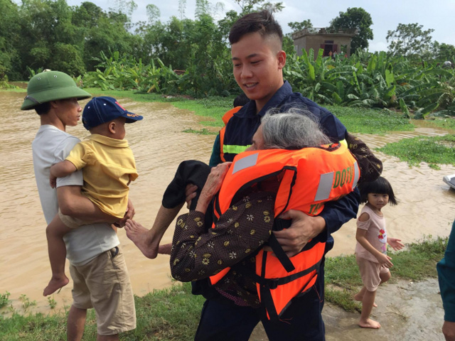 Những hình ảnh ấm áp lay động lòng người trong cơn lũ kinh hoàng khiến 37 người thiệt mạng - 2