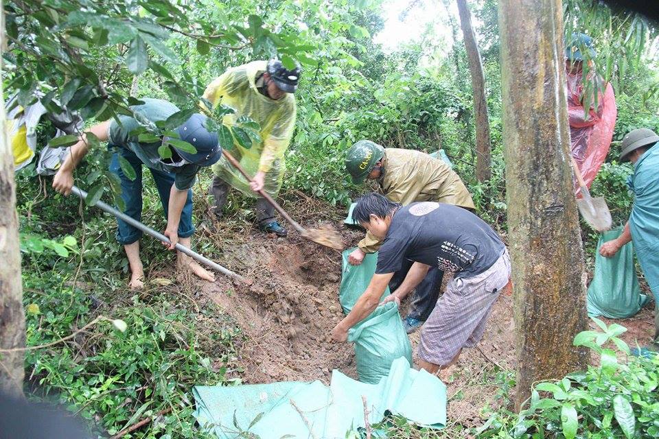 Những hình ảnh ấm áp lay động lòng người trong cơn lũ kinh hoàng khiến 37 người thiệt mạng - 9