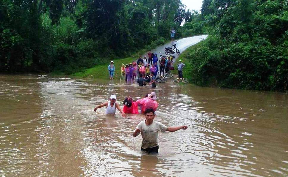Những hình ảnh ấm áp lay động lòng người trong cơn lũ kinh hoàng khiến 37 người thiệt mạng - 11