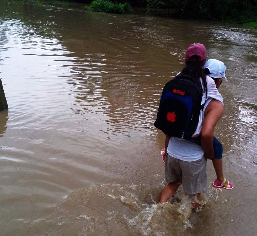 Những hình ảnh ấm áp lay động lòng người trong cơn lũ kinh hoàng khiến 37 người thiệt mạng - 5