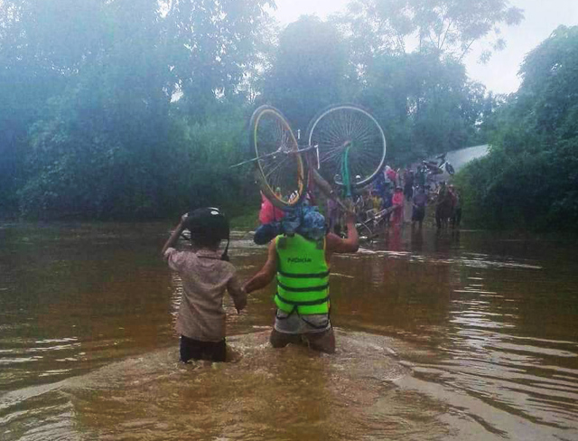 Những hình ảnh ấm áp lay động lòng người trong cơn lũ kinh hoàng khiến 37 người thiệt mạng - 12