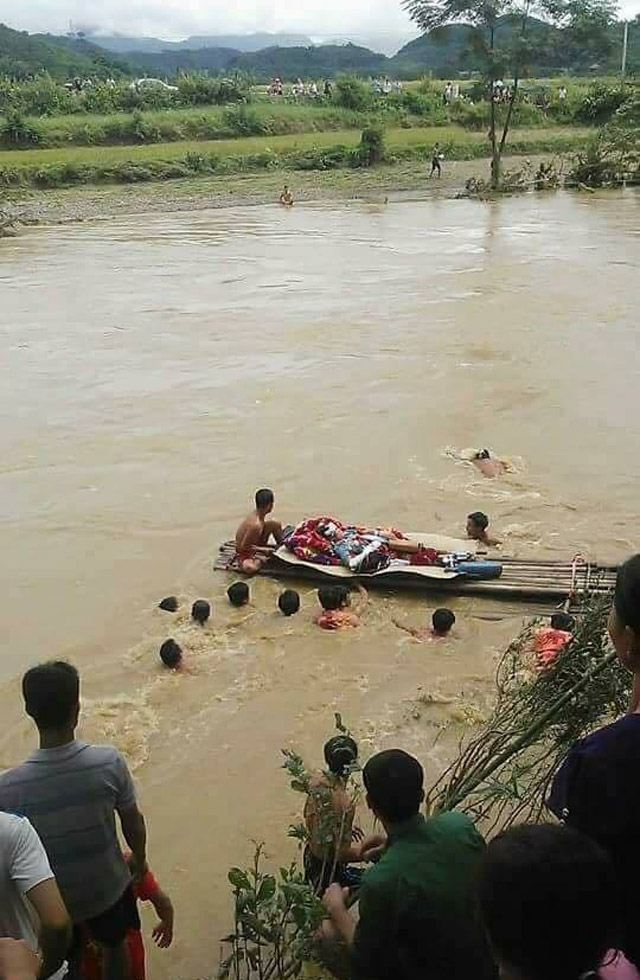 Những hình ảnh ấm áp lay động lòng người trong cơn lũ kinh hoàng khiến 37 người thiệt mạng - 13