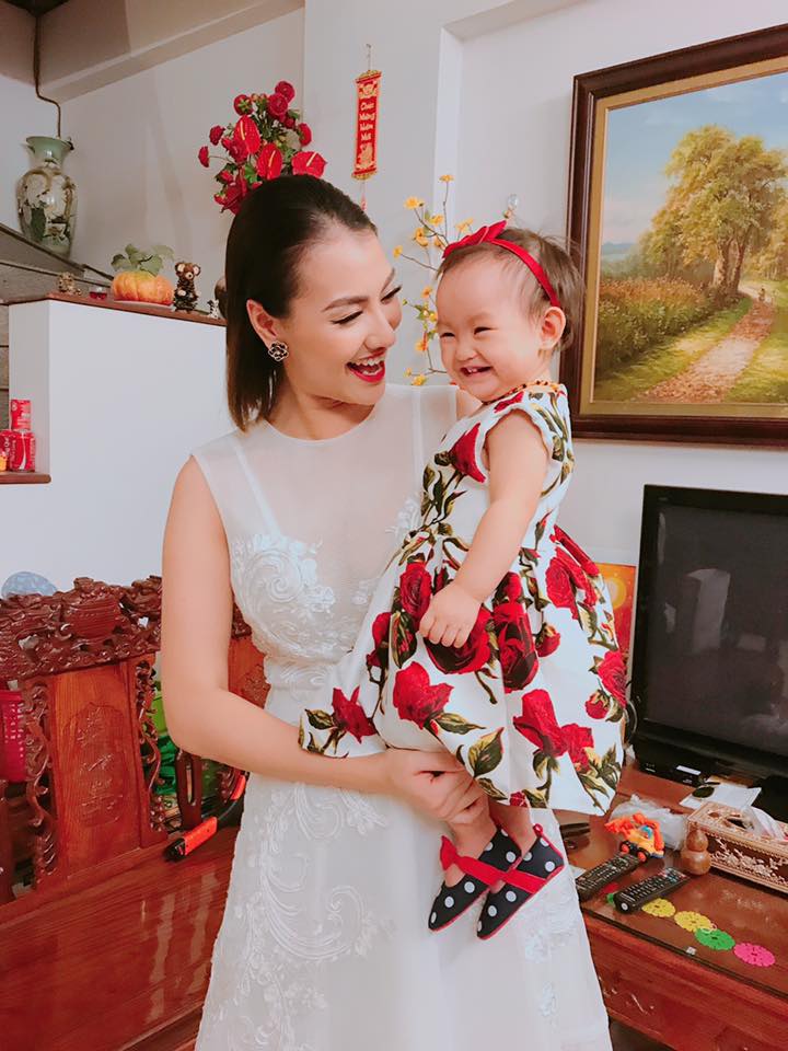 Tròn 1 năm làm mẹ, Hồng Quế xúc động:amp;#34; Mẹ chỉ cần con, cần ông bà ngoại là đủ rồi!amp;#34; - 4