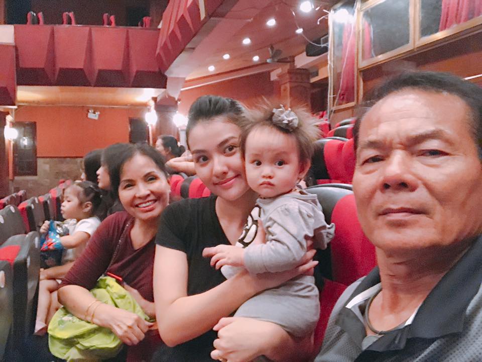 Tròn 1 năm làm mẹ, Hồng Quế xúc động:amp;#34; Mẹ chỉ cần con, cần ông bà ngoại là đủ rồi!amp;#34; - 2