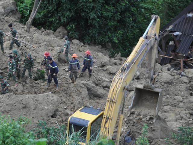 Tin mới nhất vụ sạt lở đất tại Hòa Bình: Phát hiện thi thể mẹ đang ôm chặt con trai