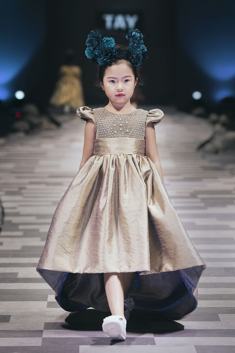 Ngắm loạt mẫu nhí đời F1 của Hoa hậu Hương Giang, Xuân Lan, Trương Quỳnh Anh... tỏa sáng - 11