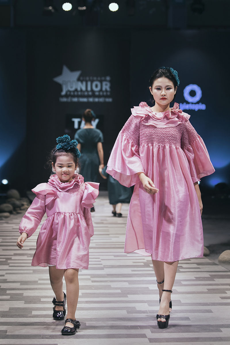 Ngắm loạt mẫu nhí đời F1 của Hoa hậu Hương Giang, Xuân Lan, Trương Quỳnh Anh... tỏa sáng - 9