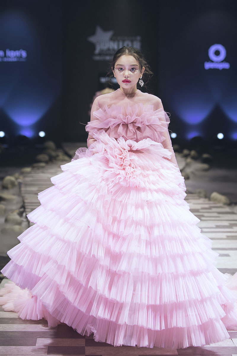 Ngắm loạt mẫu nhí đời F1 của Hoa hậu Hương Giang, Xuân Lan, Trương Quỳnh Anh... tỏa sáng - 15