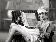 Ảnh đẹp Eva - Thời chưa có smartphone, muốn thời thượng thì mỗi quý cô phải cầm một tờ báo