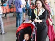 Làng sao - Vy Oanh cùng chồng và 2 con từ Mỹ trở về thăm mẹ bị ốm nặng