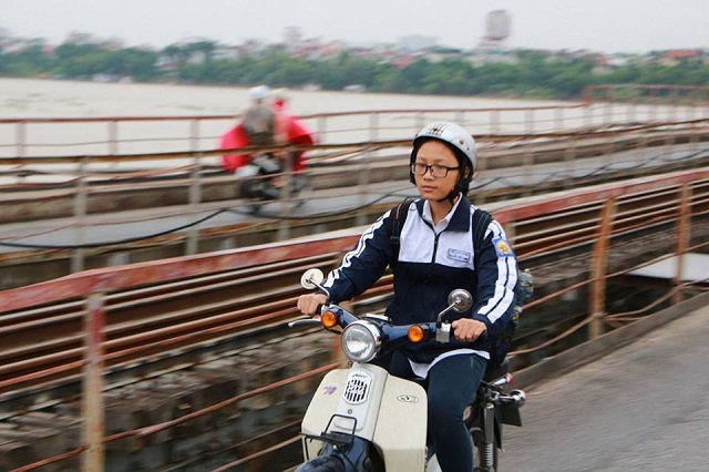 Chùm ảnh: Người Hà Nội co ro trong gió lạnh đầu mùa kèm mưa nhỏ - 13