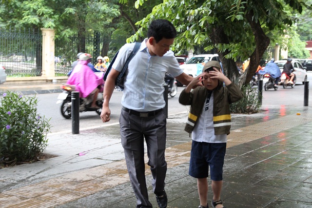 Chùm ảnh: Người Hà Nội co ro trong gió lạnh đầu mùa kèm mưa nhỏ - 4