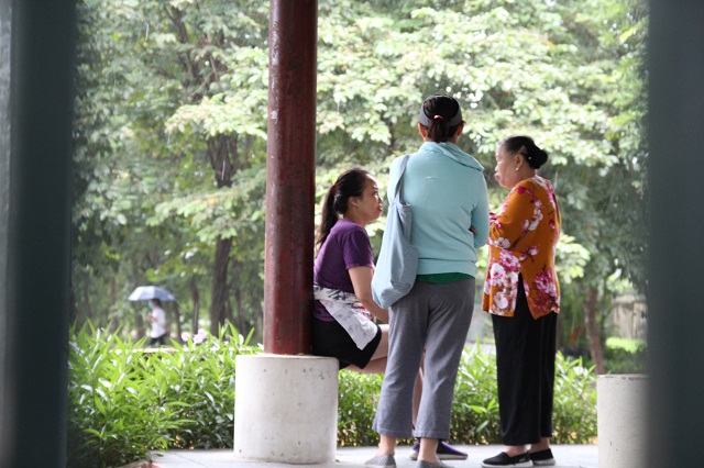 Chùm ảnh: Người Hà Nội co ro trong gió lạnh đầu mùa kèm mưa nhỏ - 10