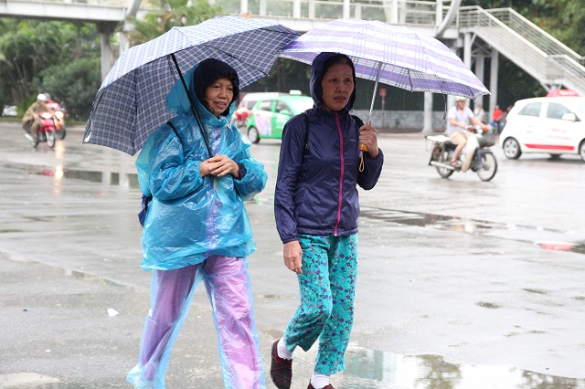 Chùm ảnh: Người Hà Nội co ro trong gió lạnh đầu mùa kèm mưa nhỏ - 11