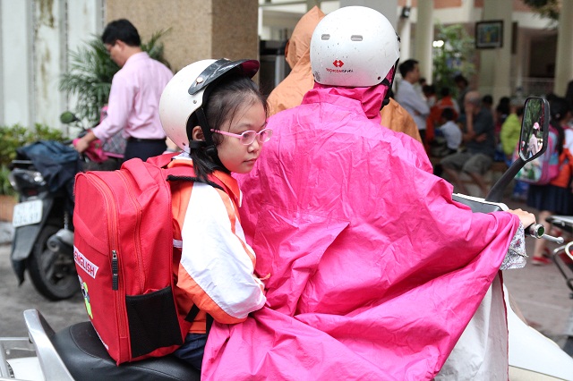 Chùm ảnh: Người Hà Nội co ro trong gió lạnh đầu mùa kèm mưa nhỏ - 5