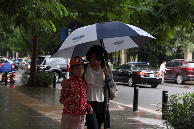 Chùm ảnh: Người Hà Nội co ro trong gió lạnh đầu mùa kèm mưa nhỏ - 6