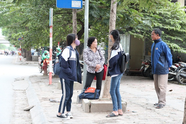 Chùm ảnh: Người Hà Nội co ro trong gió lạnh đầu mùa kèm mưa nhỏ - 15