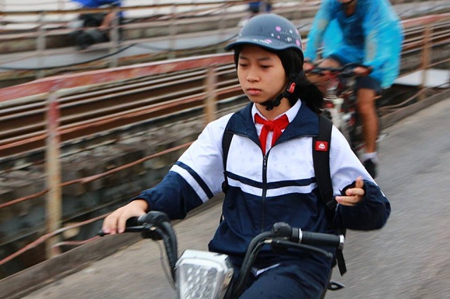 Chùm ảnh: Người Hà Nội co ro trong gió lạnh đầu mùa kèm mưa nhỏ - 14