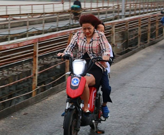 Chùm ảnh: Người Hà Nội co ro trong gió lạnh đầu mùa kèm mưa nhỏ - 7