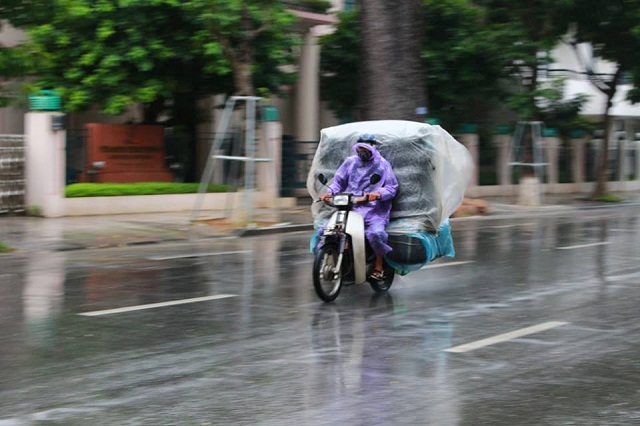 Chùm ảnh: Người Hà Nội co ro trong gió lạnh đầu mùa kèm mưa nhỏ - 8