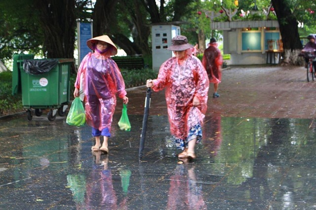 Chùm ảnh: Người Hà Nội co ro trong gió lạnh đầu mùa kèm mưa nhỏ - 9