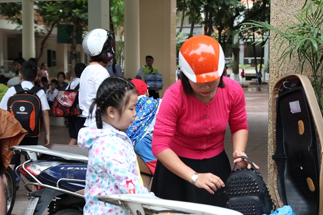 Chùm ảnh: Người Hà Nội co ro trong gió lạnh đầu mùa kèm mưa nhỏ - 1