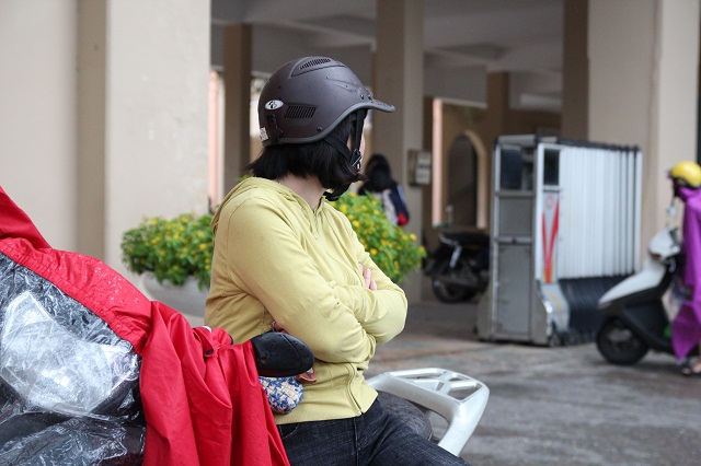 Chùm ảnh: Người Hà Nội co ro trong gió lạnh đầu mùa kèm mưa nhỏ - 2