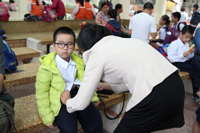 Chùm ảnh: Người Hà Nội co ro trong gió lạnh đầu mùa kèm mưa nhỏ - 3