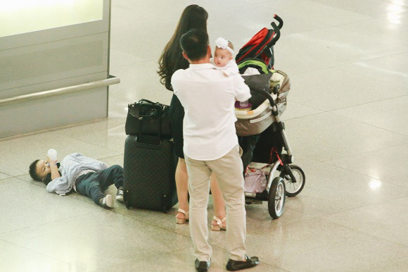 Vy Oanh cùng chồng và 2 con từ Mỹ trở về thăm mẹ bị ốm nặng - 1