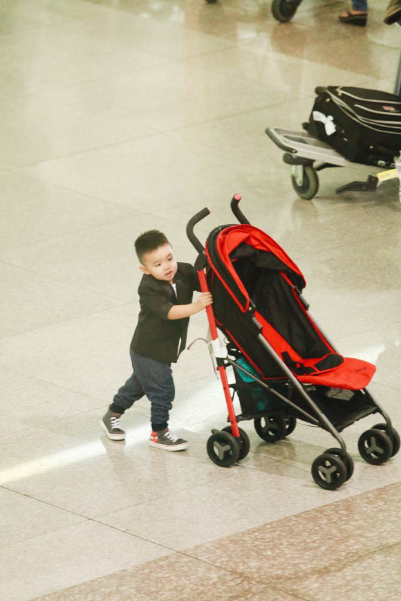 Vy Oanh cùng chồng và 2 con từ Mỹ trở về thăm mẹ bị ốm nặng - 2