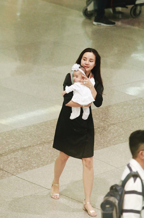 Vy Oanh cùng chồng và 2 con từ Mỹ trở về thăm mẹ bị ốm nặng - 3