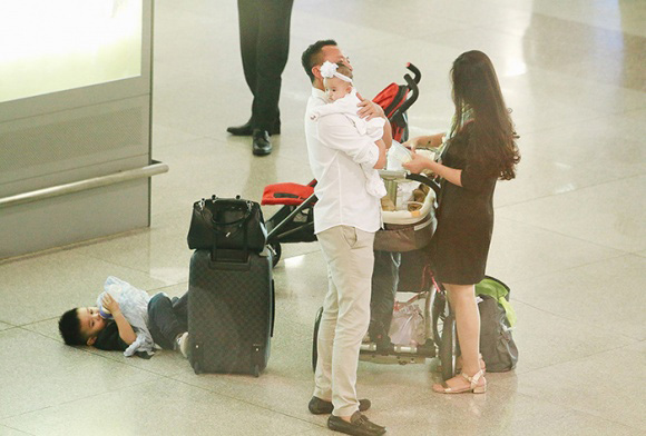 Vy Oanh cùng chồng và 2 con từ Mỹ trở về thăm mẹ bị ốm nặng - 4