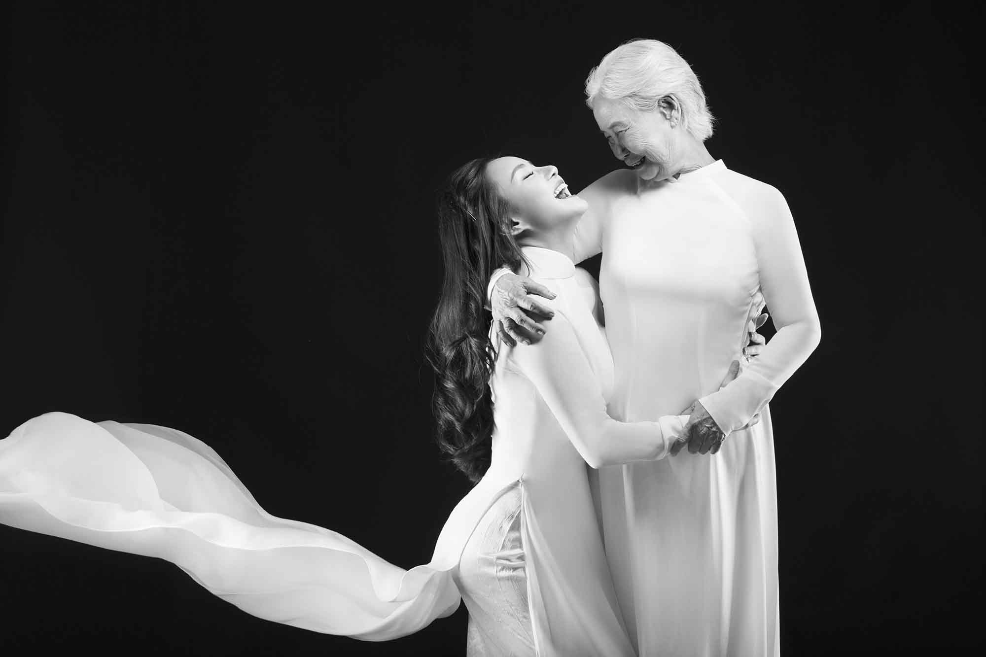 Vy Oanh cùng chồng và 2 con từ Mỹ trở về thăm mẹ bị ốm nặng - 5